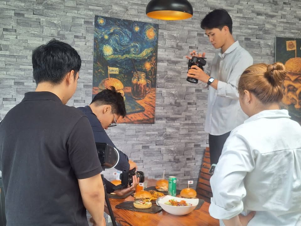 Đội VNTAY chụp ảnh và quay video món burger tại tiệm burger ở Yên Phụ, Hà Nội Đội VNTAY chụp ảnh và quay video món burger tại tiệm burger ở Yên Phụ, Hà Nội