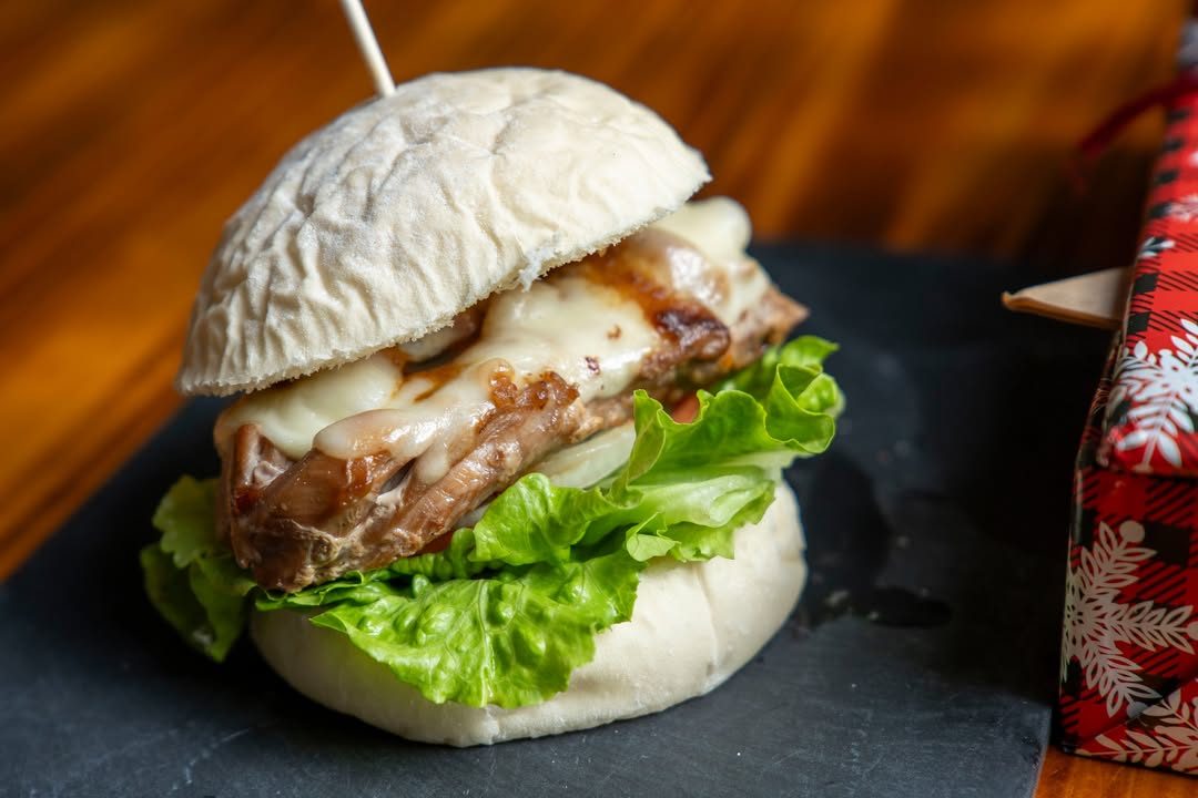 Ảnh cận burger thịt nướng phô mai tan chảy, rau xà lách, bánh mì trắng Ảnh cận burger thịt nướng phô mai tan chảy, rau xà lách, bánh mì trắng