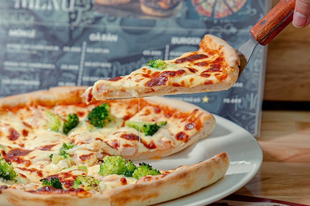Xúc miếng pizza bông cải xanh phô mai kéo sợi tại The Symphony's Pizza Xúc miếng pizza bông cải xanh phô mai kéo sợi tại The Symphony's Pizza