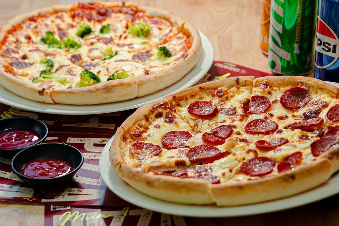 Pizza xúc xích pepperoni và pizza bông cải xanh bên đồ uống, tương cà Pizza xúc xích pepperoni và pizza bông cải xanh bên đồ uống, tương cà