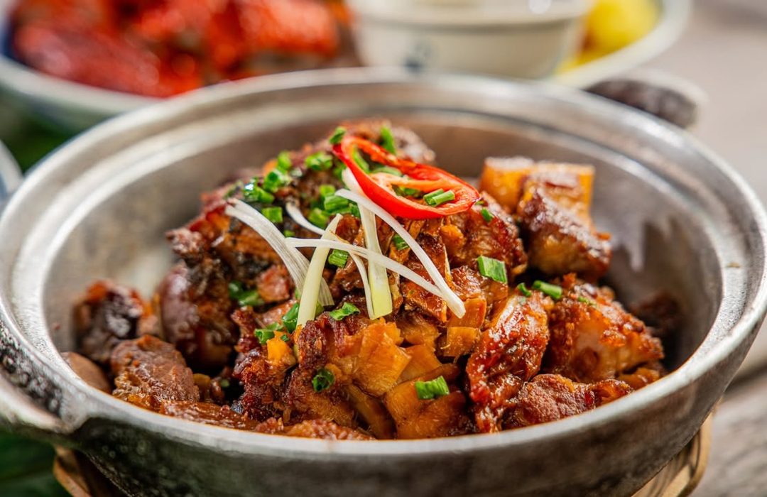 Niêu thịt kho rim cay rắc hành lá và ớt đỏ, ảnh món chụp cho Nhà hàng Bến Bạc Niêu thịt kho rim cay rắc hành lá và ớt đỏ, ảnh món chụp cho Nhà hàng Bến Bạc