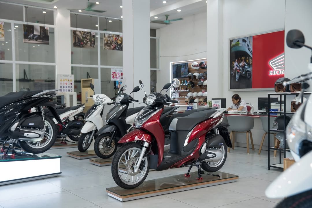 Showroom xe máy Honda HEAD Ngọc Sơn với các mẫu xe tay ga trưng bày Showroom xe máy Honda HEAD Ngọc Sơn với các mẫu xe tay ga trưng bày