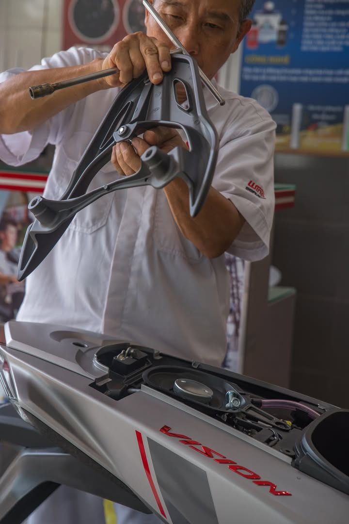Kỹ thuật viên HEAD Ngọc Sơn lắp phụ tùng cho xe Honda Vision Kỹ thuật viên HEAD Ngọc Sơn lắp phụ tùng cho xe Honda Vision