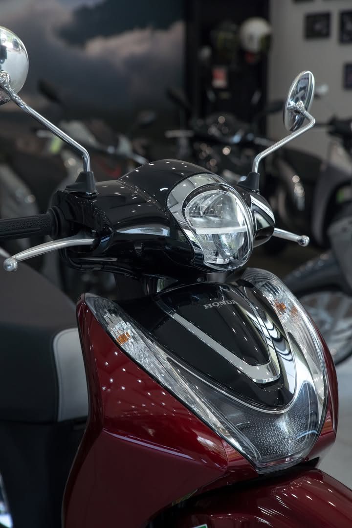 Ảnh cận đầu xe tay ga Honda màu đỏ đô trong showroom HEAD Ngọc Sơn Ảnh cận đầu xe tay ga Honda màu đỏ đô trong showroom HEAD Ngọc Sơn