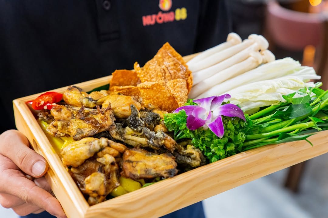 Khay gỗ ếch nướng, nấm kim châm, rau và hoa lan tại Nướng 88 Khay gỗ ếch nướng, nấm kim châm, rau và hoa lan tại Nướng 88