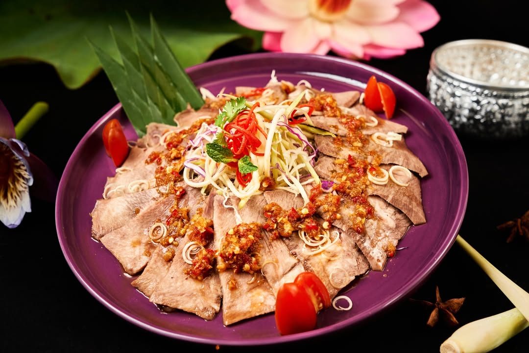 Đĩa thịt bò trộn kiểu Thái rắc lạc, rau thơm trên đĩa tím, ảnh món do VNTAY chụp Đĩa thịt bò trộn kiểu Thái rắc lạc, rau thơm trên đĩa tím, ảnh món do VNTAY chụp