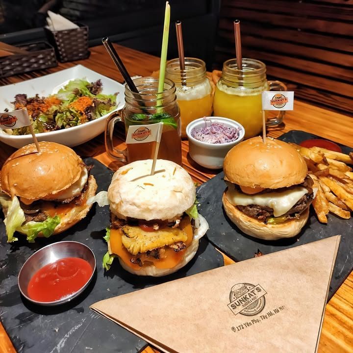 Set ba burger, khoai tây chiên, salad và nước trái cây tại quán burger Set ba burger, khoai tây chiên, salad và nước trái cây tại quán burger