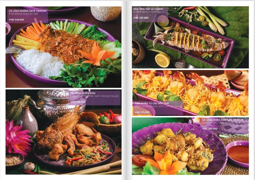 Trang menu nhà hàng Thái với món nướng, chiên, cà ri bày đĩa tím Trang menu nhà hàng Thái với món nướng, chiên, cà ri bày đĩa tím