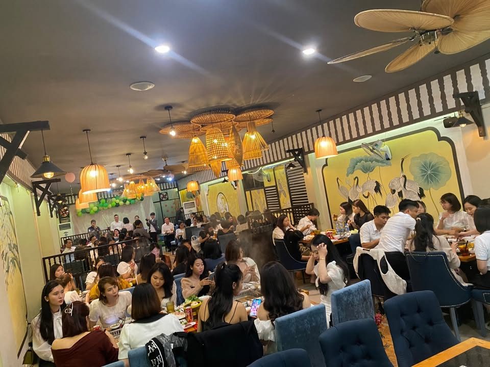 Nhà hàng đông kín khách vào buổi tối Nhà hàng đông kín khách vào buổi tối