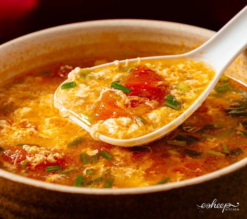 Thìa múc canh trứng cà chua nóng hổi Thìa múc canh trứng cà chua nóng hổi