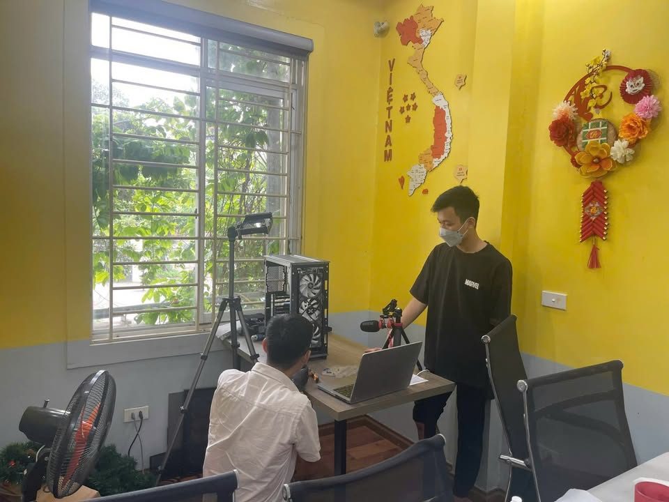 Hướng dẫn quay video tại văn phòng VNTAY với máy quay trên chân máy